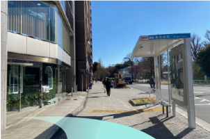 京王バスのバス停「新宿御苑」が見えます。