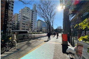 横断歩道を渡り、そのまま直進します。