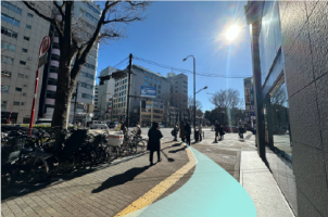 りそな銀行さんが右手に見え、新宿二丁目の交差点に出ます。