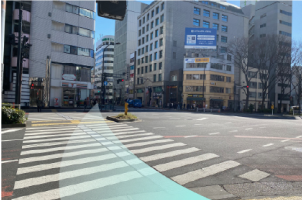 角にりそな銀行さんがある「新宿二丁目」の交差点を左折し、横断歩道を渡りセブンイレブンさんに向かいます。