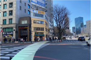 セブンイレブンさんまで横断歩道を渡ったら右折し、ドトールさん方面に横断歩道を渡り直進してください。