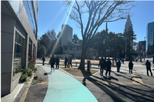 交差点の角にあるカフェPARKERさんを左折してください。